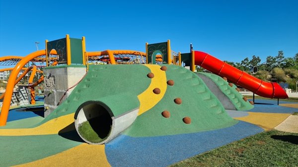 Sécurité et confort: choisir le sol souple pour aires de jeux