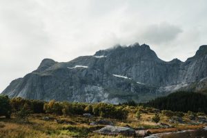 Le Pays de Gex est idéal pour des randonnées, avec ses sentiers qui serpentent entre prairies, forêts et montagnes offrant des vues sur le Jura et les Alpes.